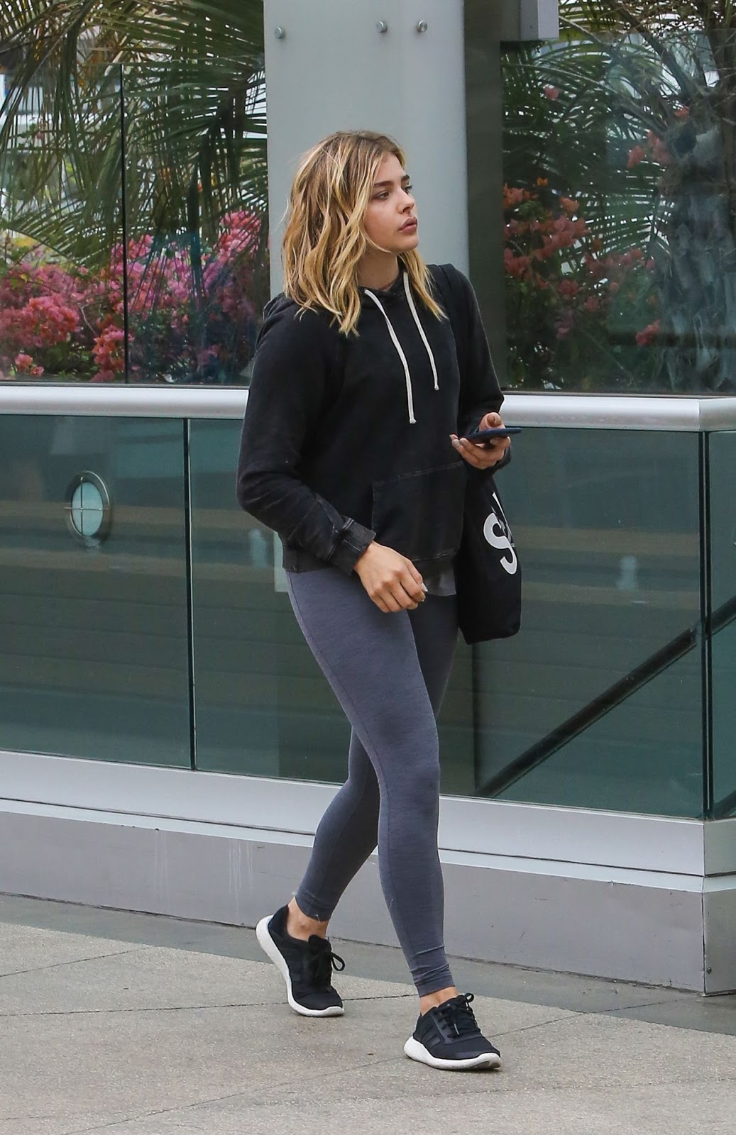 Chloe Grace Moretz caminhando em Los Angeles